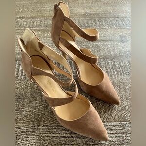 Nine West heels with back zipper in faux suede.
Back zipper. Size 10